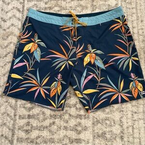 Billabong Sundays Pro Boardshorts Men’s Size 40 Navy Tropical Bird of Paradise